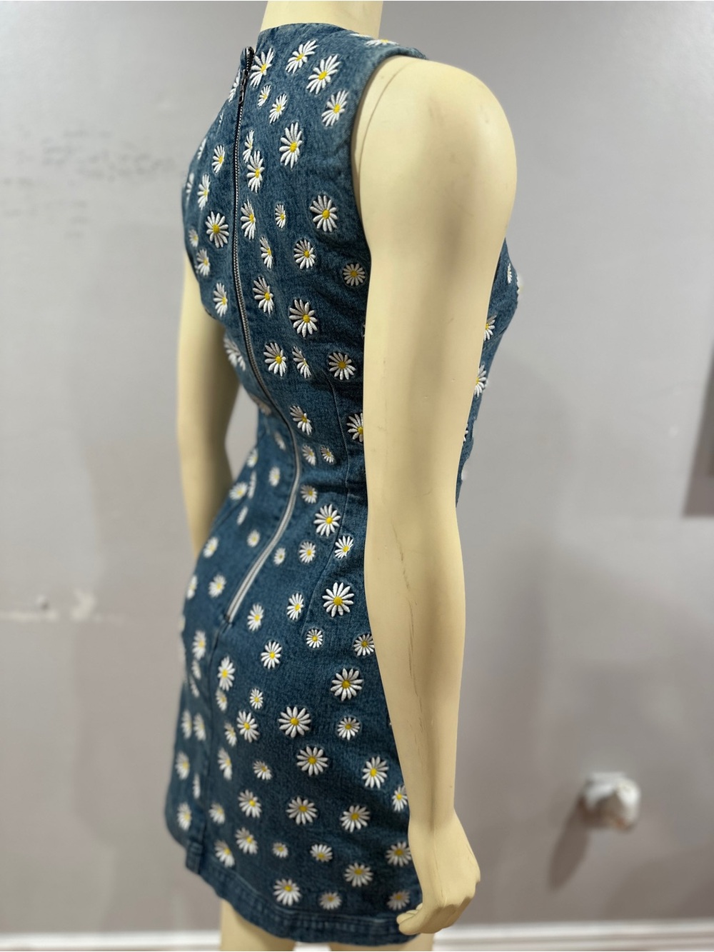 Alice + Olivia WYNELL EMBROIDERED MINI DRESS Blue Daisy Knit Mini Dress - Picture 2 of 5